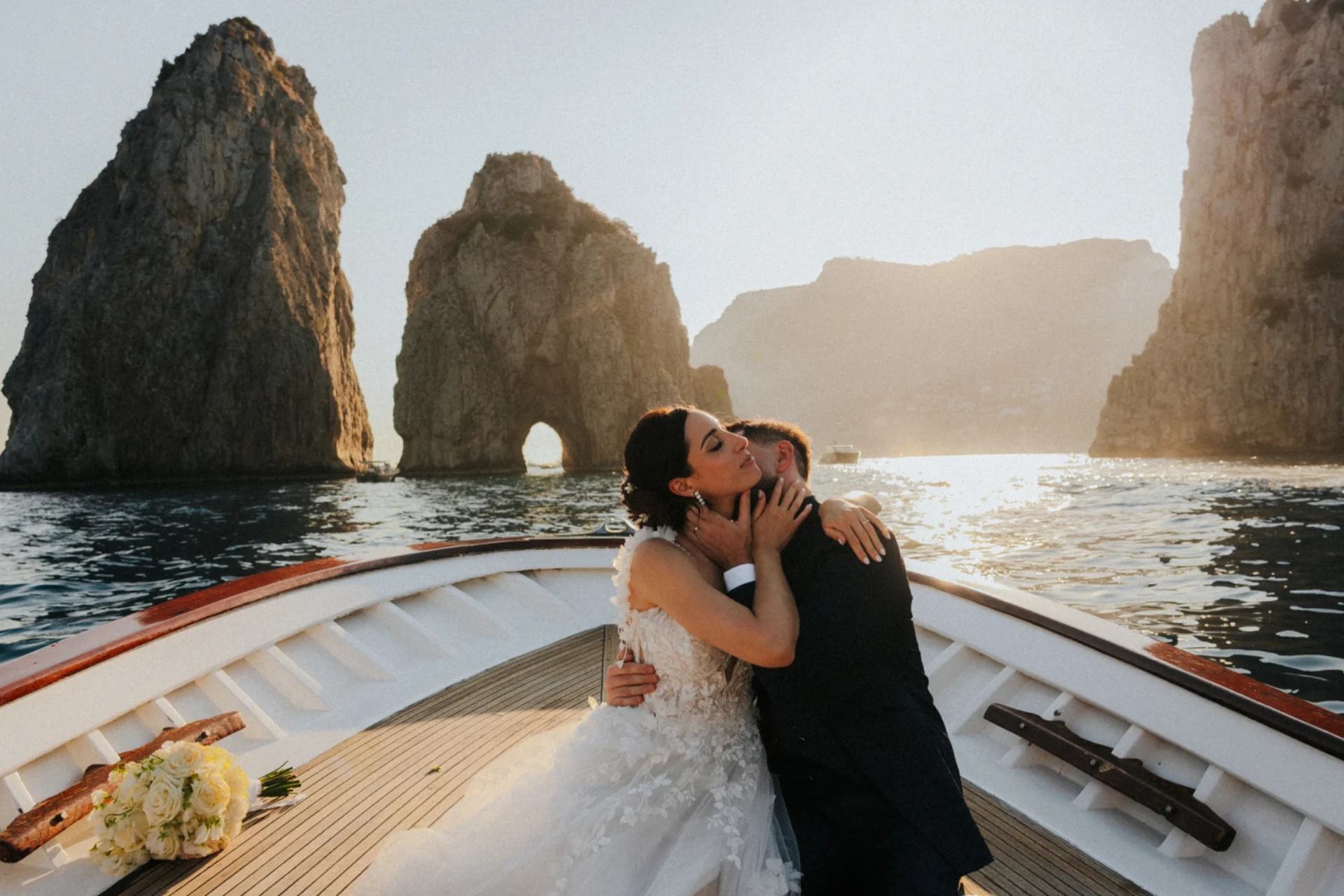 Sposi in barca davanti ai Faraglioni di Capri