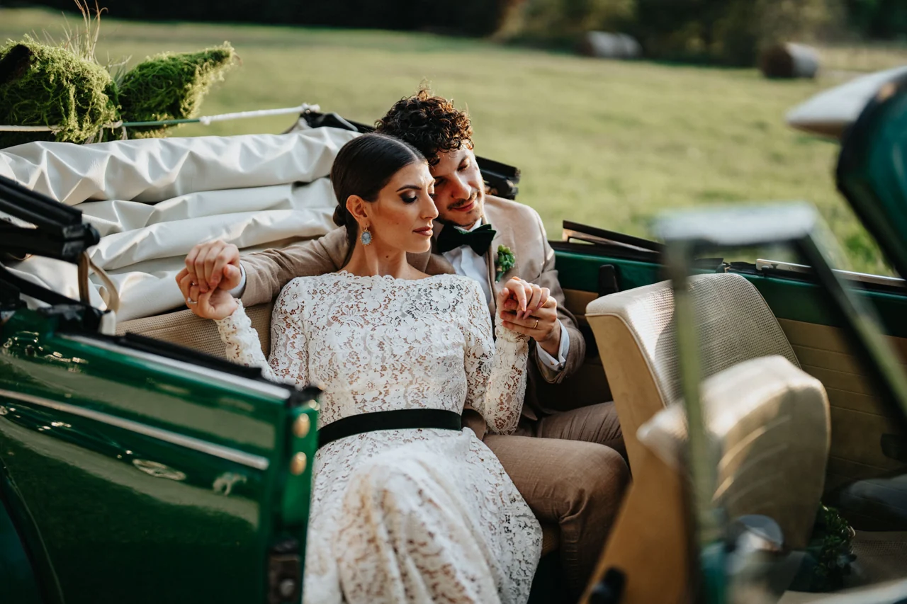 Francesco e Giulia insieme su un’auto d’epoca