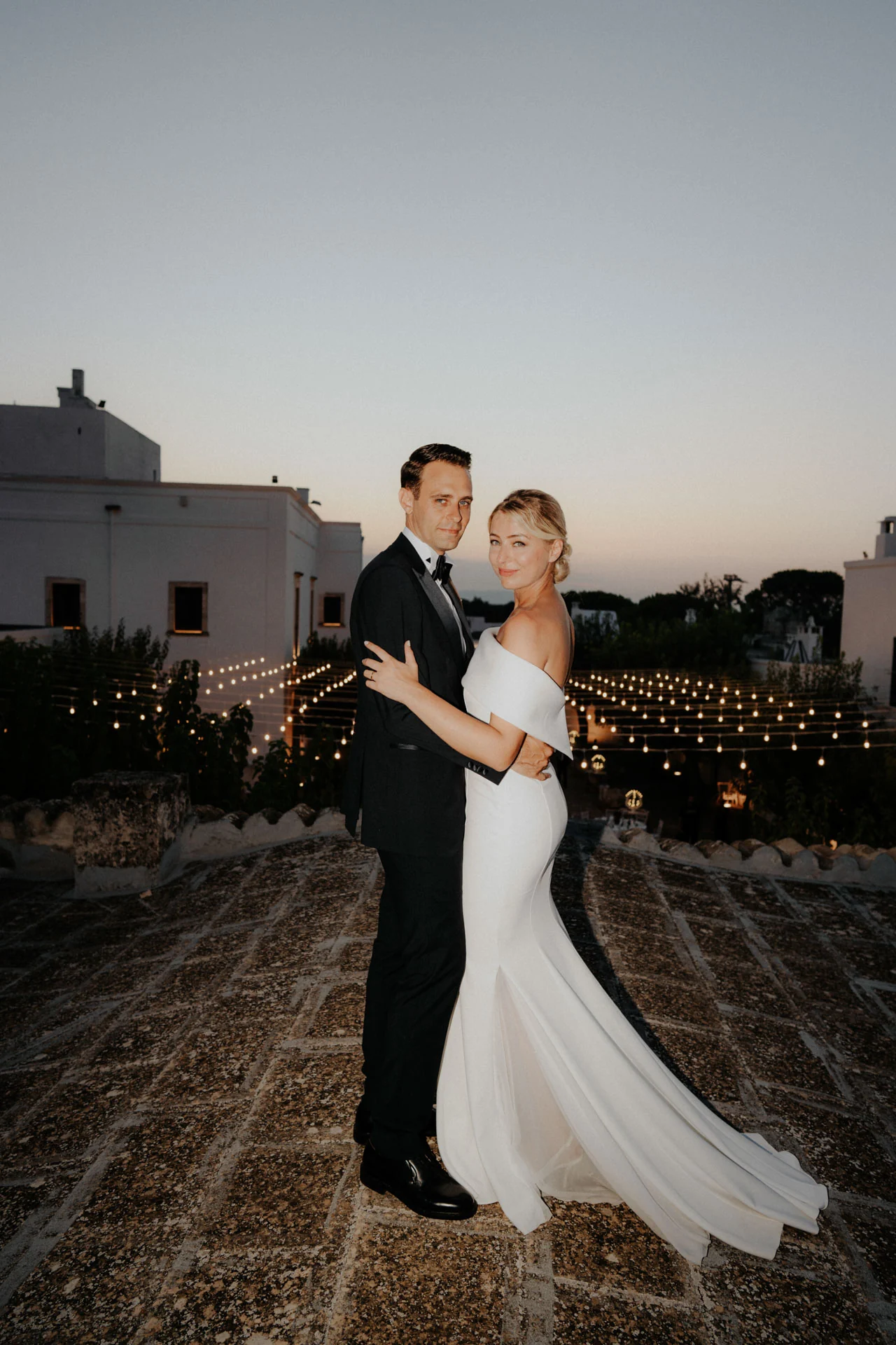 Lisa e Giuseppe abbracciati su una terrazza al tramonto