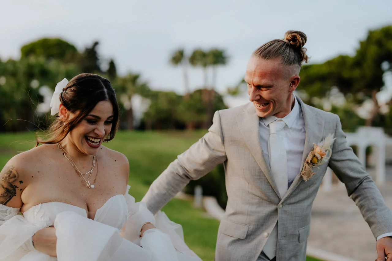 Marianna e Conor sorridono, stretti l’una all’altro